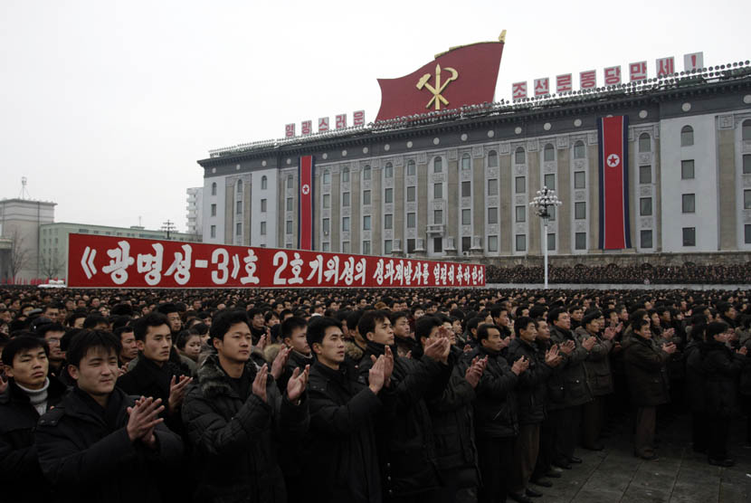   Warga Korea Utara merayakan keberhasilan peluncuran roket Unha-3 di lapangan Kim Il Sung di Pyongyang, Korea Utara, Jumat (14/12). (AP/Jon Chol Jin)