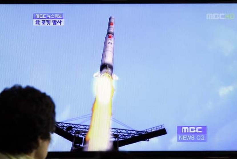 Warga Korsel  melalui tv layar lebar, menyaksikan peluncuran roket jarak jauh milik Korea Utara yang diluncurkan Jumat (13/4) pagi ini.
