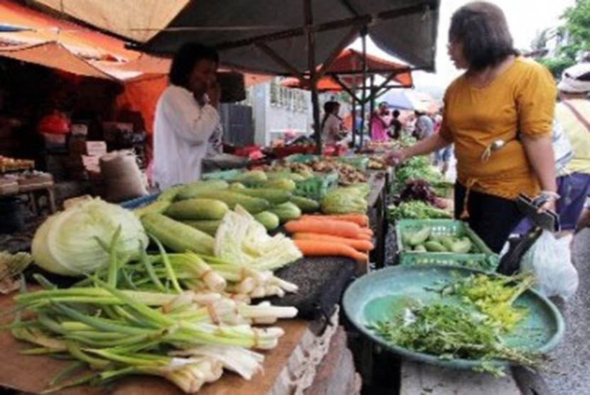 Warga Kota Ambon melakukan transaksi di pasar kaget, Senin (12/9). 