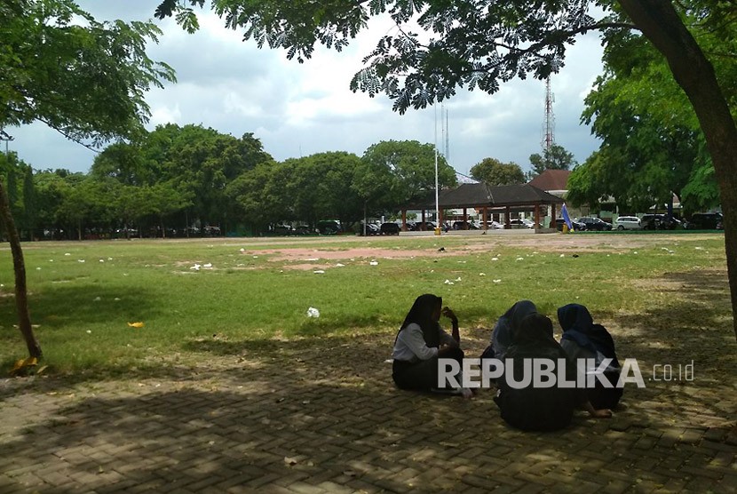 Warga Kota Bekasi berada di taman kota Alun-alun Kota Bekasi. 