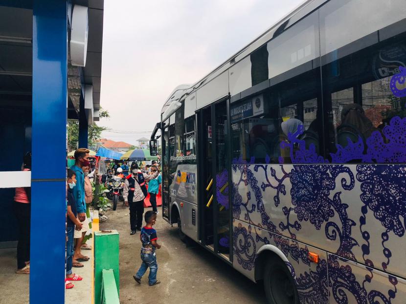Warga Kota Bogor mencoba bus Biskita Transpakuan dari Halte Stasiun Bogor.
