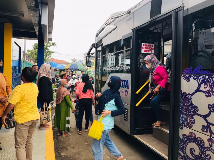 Warga Kota Bogor mencoba bus Biskita Transpakuan dari Halte Stasiun Bogor, Jumat (5/11). 