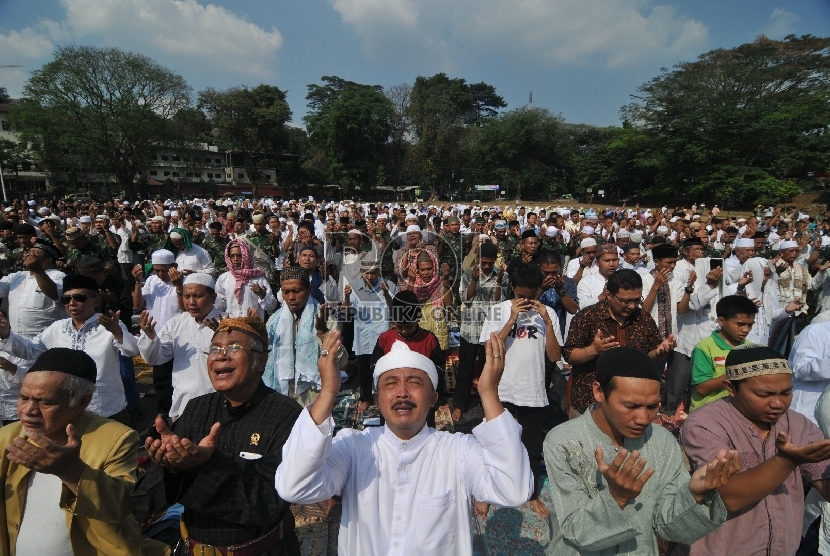 Warga Kota Bogor menggelar Shalat Istisqa' atau shalat meminta hujan di Lapangan Sempur, Kecamatan Tanah Sareal Kota Bogor, Jumat (24/7).  (Republika/Edwin Dwi Putranto)