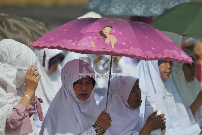 Warga Kota Bogor menggelar Shalat Istisqa atau shalat meminta hujan di Lapangan Sempur, Kecamatan Tanah Sareal Kota Bogor, Jumat (24/7).  (Republika/Edwin Dwi Putranto)