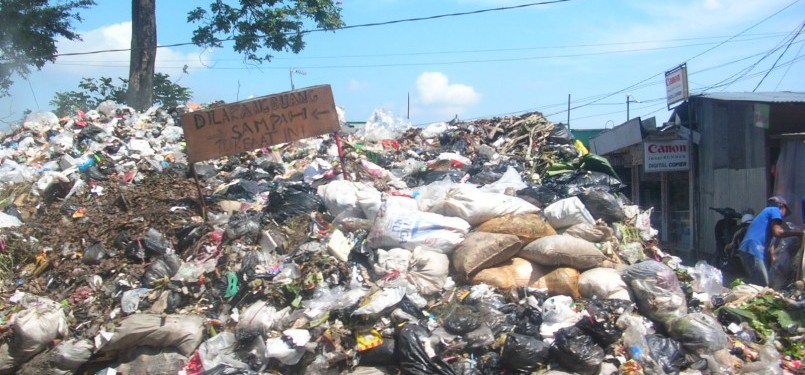 Warga kota Cimahi dikenai sanksi denda Rp 50 juta jika buang sampah sembarangan.