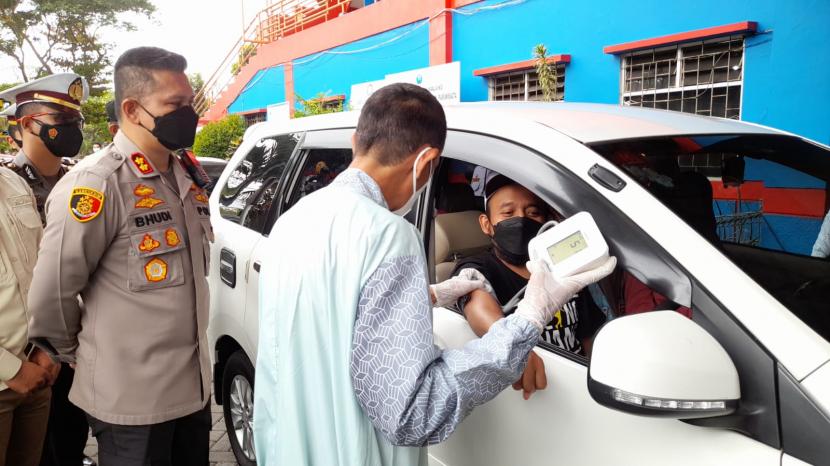 Warga Kota Malang mengikuti layanan vaksinasi tanpa turun (//drive thru//) di Stadion Gajayana, Kota Malang, Rabu (6/10).