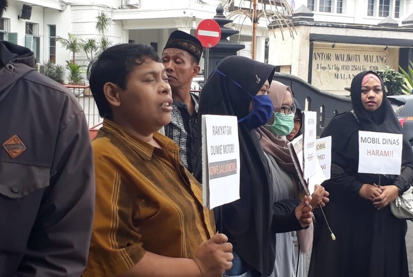 Warga Kota Malang, menyatakan, sikap penolakan pengadaan kendaraan dinas pimpinan legislatif, di halaman Gedung DPRD Kota Malang, Rabu (13/2). 