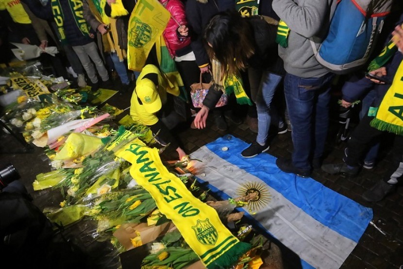 Warga Kota Nantes, Prancis, mengumpulkan karangan bunga untuk Emiliano Sala.