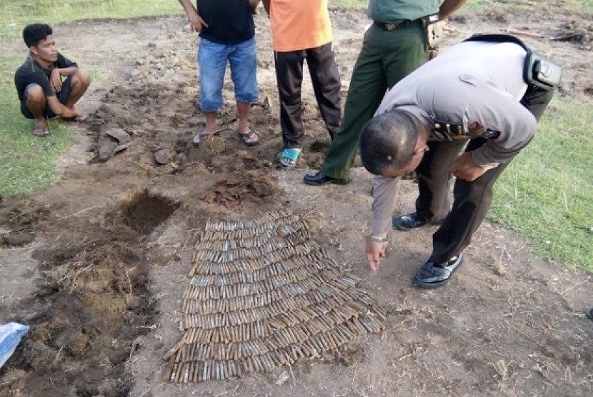 Warga Kota Padang menemukan ratusan butir amunisi dan selongsong peluru yang terpendam di sebuah lapangan bola