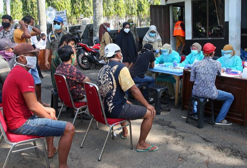 Warga Kota Semarang yang kedapatan melanggar protokol kesehatan (wajib masker) didata sebelum diberi sanksi membersihkan Taman Makam Pahlawan (TMP) Giri Tunggal, oleh petugas gabungan operasi yustisi, Senin (28/9).