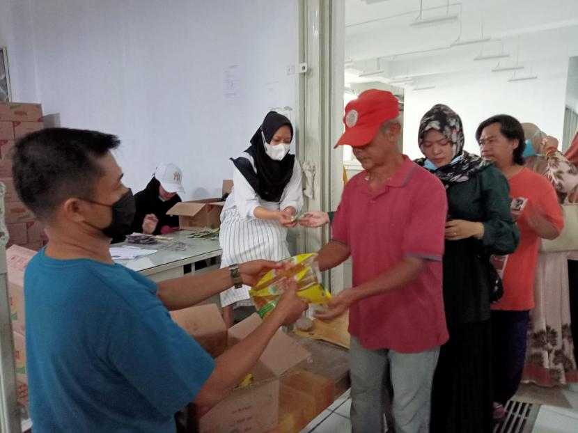 Sejumlah warga mengantre untuk membeli minyak goreng saat operasi pasar (OP) di Pasar Pelita, Kota Sukabumi, Selasa (18/1/2022).