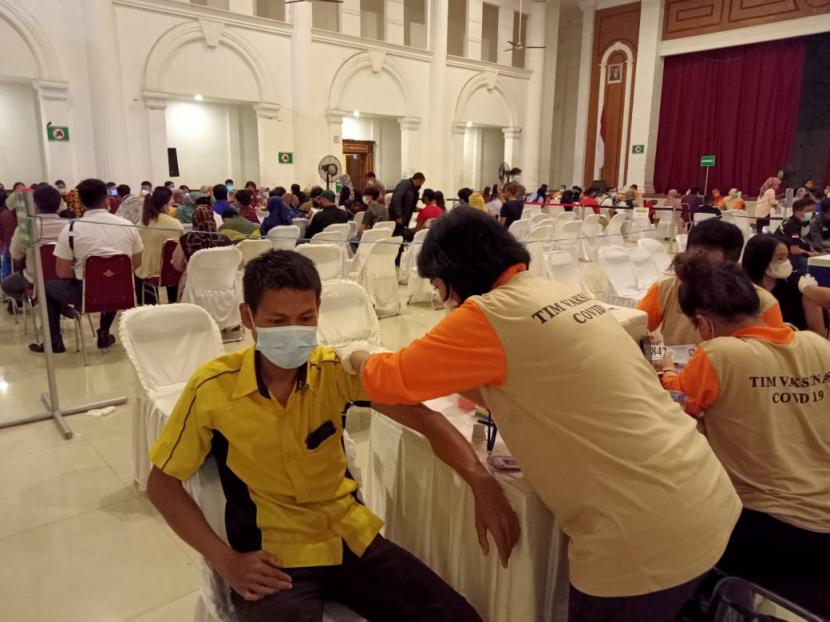 Warga Kota Sukabumi cukup antusias mengikuti vaksinasi massal di Gedung Juang 45 Kota Sukabumi, Rabu (23/6).