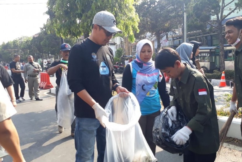 Warga Kota Sukabumi ikut ambil bagian dalam aksi World Cleunup Day 2019 dengan membersihkan sampah di jalanan dan pasar pada Sabtu (21/9).