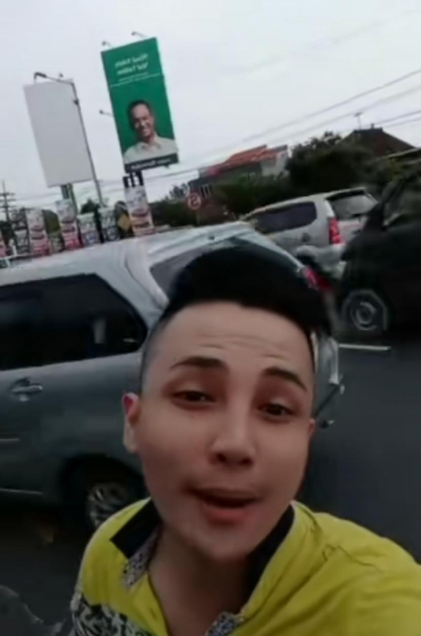Warga Kota Surabaya Rianda membuat video Tiktok yang dianggap menghina Gubernur DKI Anies Rasyid Baswedan.