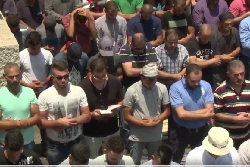 Warga Kristen ikut shalat Jumat bersama Muslim sebagai simbol menentang aksi pendudukan Israel di Palestina.