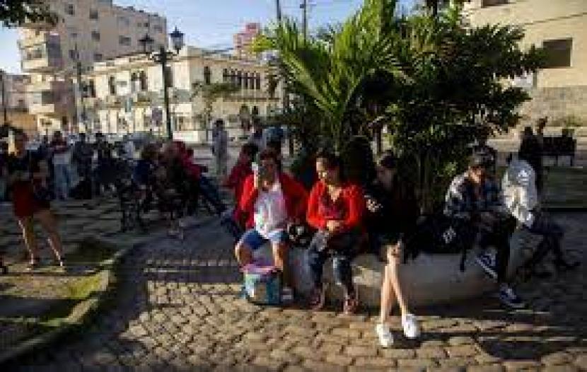 Warga Kuba menunggu di taman dekat Kedutaan Besar Amerika Serikat (AS) di hari pembukaan layanan visa dan konsuler di Havana, Kuba, Rabu, 4 Januari 2023. 