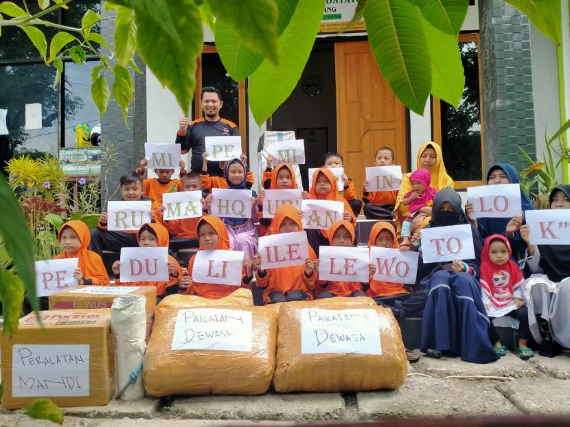 Warga Kupang berlomba-lomba memberikan bantuan kepada pengungsi erupsi gunung api Ile Lewotolok.