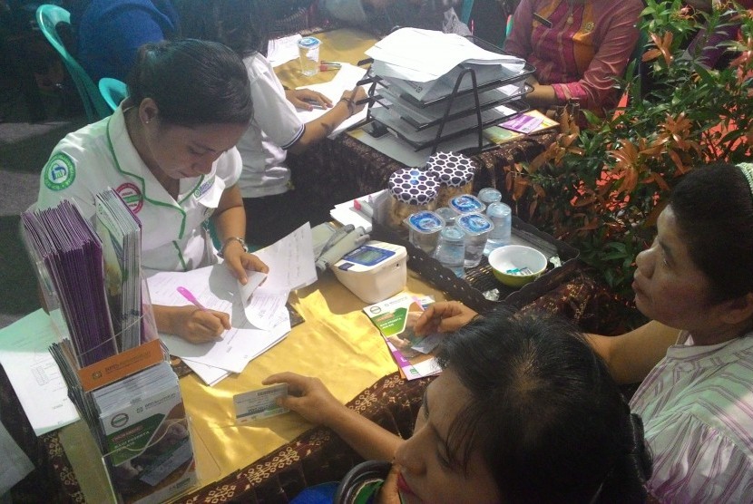 Warga Kupang memeriksakan papsmear di Kupang, NTT, Kamis (28/7)
