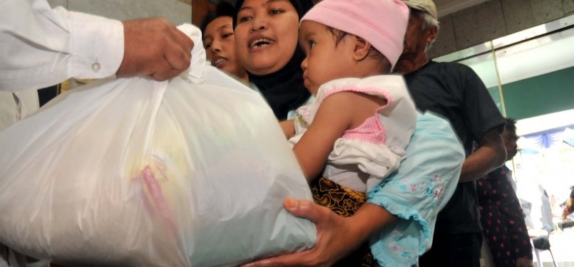 Warga kurang mampu atau dhu'afa mendapat bantuan sembako dalam Bazar Amal di Masjid Agung Sunda Kelapa, Jakarta Pusat, Ahad (17/7). Pembagian sembako ini diadakan oleh majelis ta'lim Masjid Agung Sunda Kelapa dalam rangka menyambut Bulan Suci Ramadhan 1432