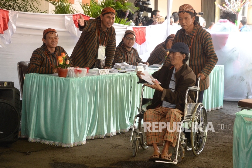 Warga antre untuk mengikuti Pilkada DKI Jakarta di TPS 17, Penjaringan, Jakarta Utara, Rabu (15/2).