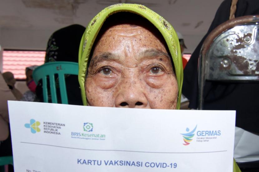 Warga lansia menunjukan kartu vaksin COVID-19 usai menerima vaksin AstraZeneca di Kebalenan, Banyuwangi, Jawa Timur, Rabu (19/5/2021). Banyuwangi telah menerima 254.180 dosis vaksin AstraZeneca sedangkan sebanyak 150 ribu vaksin diprioritaskan untuk lansia diatas 60 tahun karena termasuk golongan rentan terpapar COVID-19.