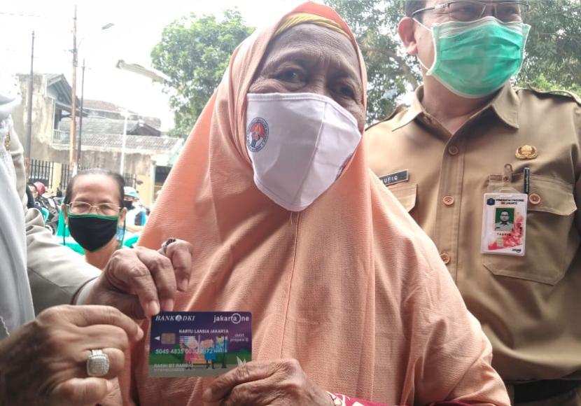 Warga Lansia perlihatkan Kartu Lansia,usai penyerahan secara simbolis oleh Kepala Bidang Perlindungan dan Jaminan Sosial Dinas Sosial DKI Jakarta