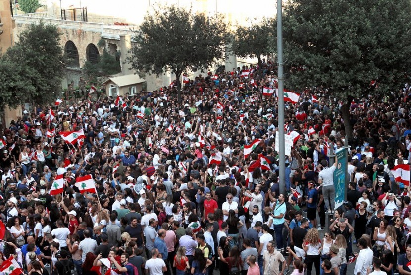 Warga Lebanon berunjuk rasa di Kota Beirut.