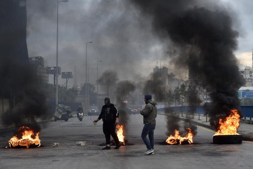 Lebanon menghadapi ancaman krisis ekonomi.  Ilustrasi warga Lebanon membakar ban di Beirut sebagai bentuk protes anti-pemerintah, Rabu (22/1). 