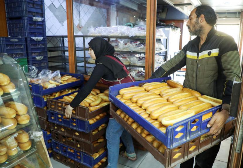 Warga Lebanon membawa kotak roti.