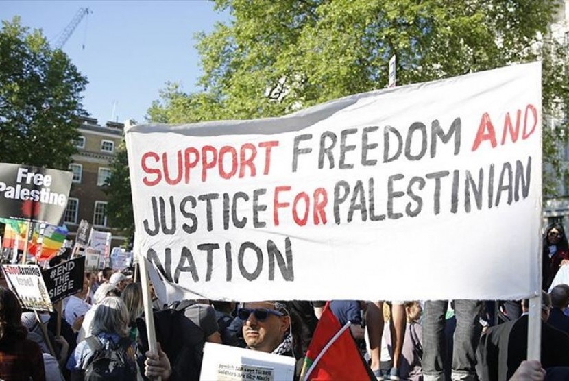 Warga London mendukung rakyat Palestina.