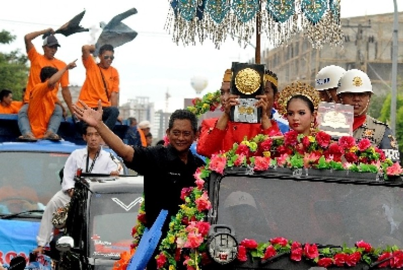 Warga makassar mengarak Piala Adipura keliling Kota Makassar, Sulawesi Selatan, Selasa (11/6).