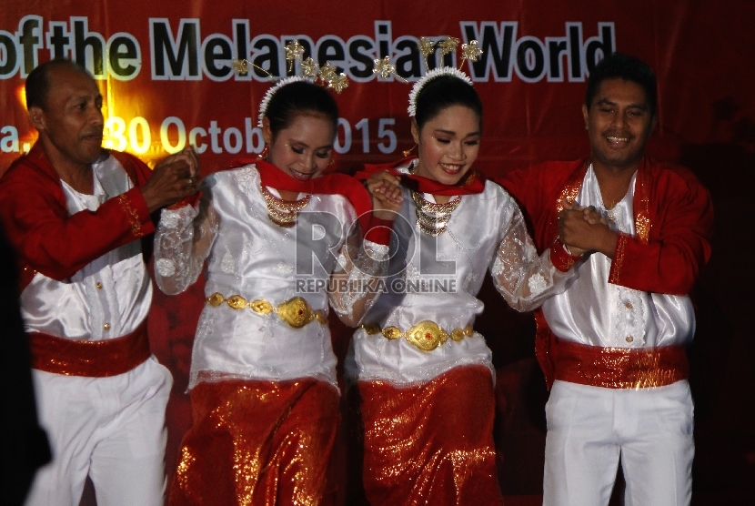 Warga Maluku menampilakn tarian tradisional.