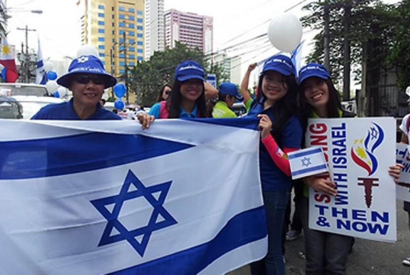 Warga Manila melakukan aksi mendukung Israel