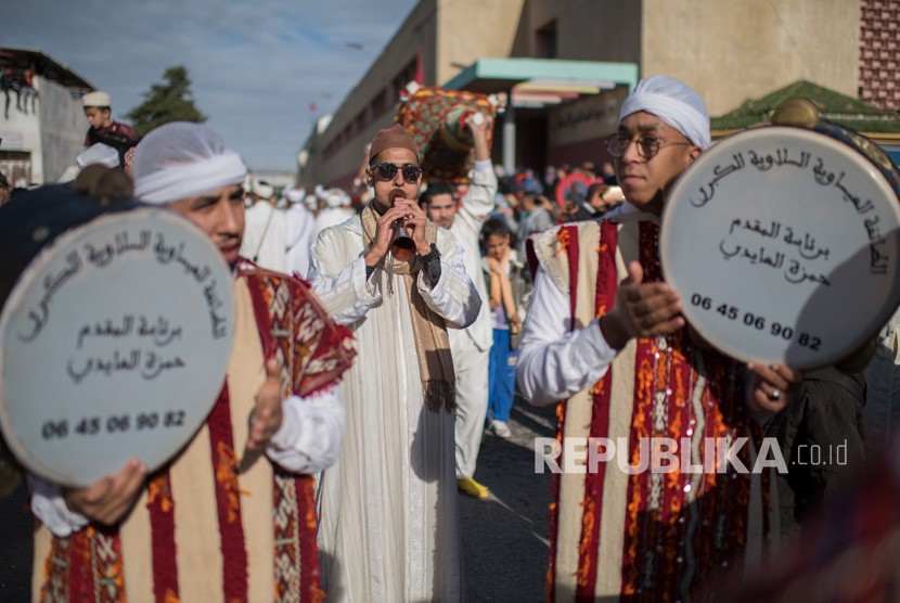 Menu Sajian Maulid Nabi Muhammad di Maroko. Foto ilustrasi: Warga  Maroko mengambil bagian dalam prosesi yang menandai peringatan 1448 kelahiran Nabi Muhammad (Maulid Nabi) di Maroko, (19/11).