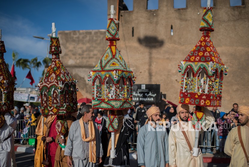 Ragam Tradisi Maulid di Mancanegara. Warga Maroko ambil bagian dalam prosesi yang menandai peringatan kelahiran Nabi Muhammad (Maulid Nabi) di Maroko, 