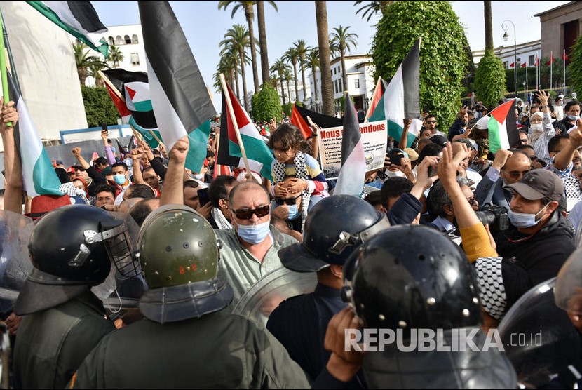  Warga Maroko menggelar aksi damai mendukung rakyat Palestina dan mengutuk serangan agresi Israel di Rabat, Maroko, Ahad (16/5) waktu setempat.