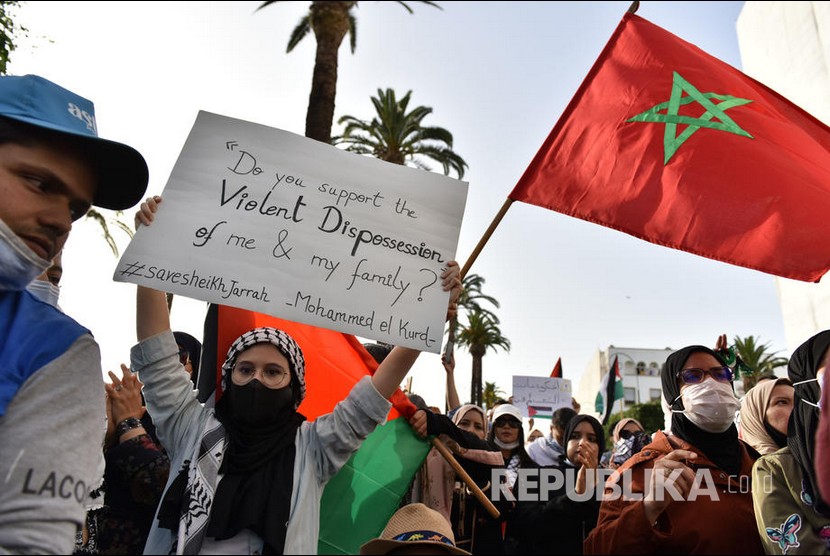   Warga Maroko menggelar aksi damai mendukung rakyat Palestina dan mengutuk serangan agresi Israel di Rabat, Maroko, Ahad (16/5) waktu setempat.