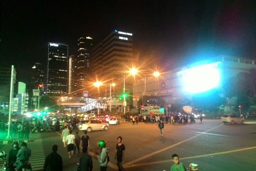 Warga masih memadati lokasi teror bom di Sarinah, Jakarta Pusat