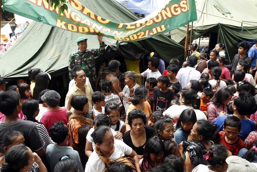  Warga masih memadati tempat pengungsian di posko kantor kelurahan Penjaringan, Jakarta Utara, Kamis (24/1). (Republika/Adhi Wicaksono)