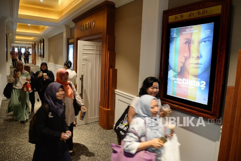Warga masuk ke studio 3 untuk menyaksikan film AADC 2 di XXI Metropole, Jakarta, Kamis (28/4). (Republika/Yasin Habibi)
