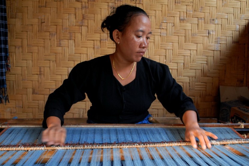 Warga masyarakat adat Baduy Luar memperlihatkan kerajinan menenun 