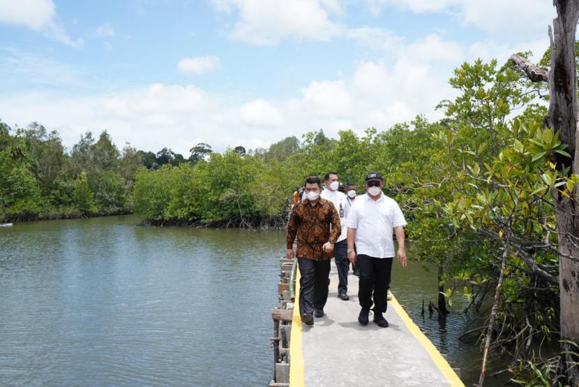 Warga masyarakat Desa Bantan, Kabupaten Belitung secara gotong royong membangun tambatan perahu di Sungai Berangan. Tambatan perahu yang juga berfungsi sebagai jembatan itu sangat bernilai ekonomi tinggi untuk aksebilitas dan mobilisasi masyarakat sekitar, khususnya para nelayan. 