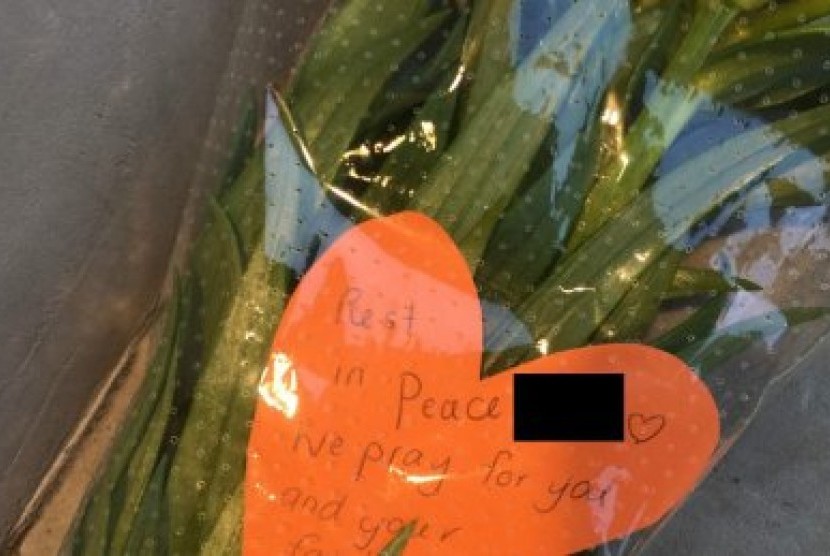  Warga masyarakat menyampaikan ucapan duka cita dengan bunga untuk anak yang tewas tertabrak kereta. 