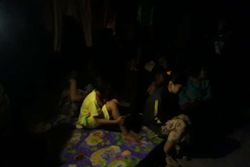 Warga Mataram Berhamburan keluar rumah akibat gempa pada Ahad (19/8) malam. Listrik langsung padam.