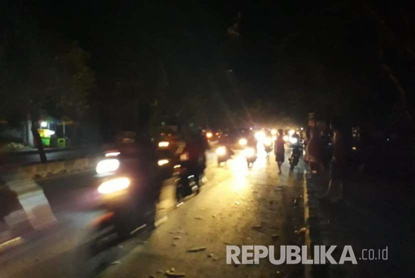 Warga Mataram keluar rumah dan terjadi kemacetan di Jalan Majapahit, Mataram, Ahad (5/8), lantaran adanya isu tsunami.   