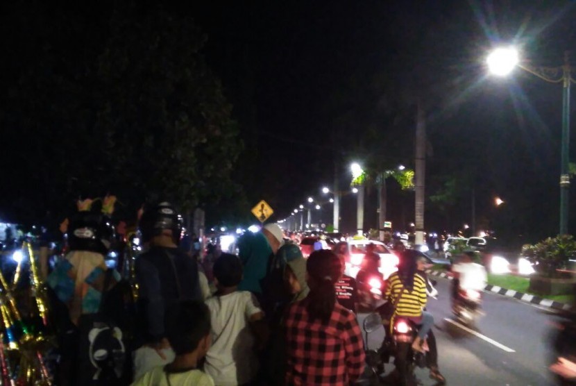 Warga Mataram memadati sepanjang ruas jalan di Taman Udayana untuk merayakan pergantian tahun pada Sabtu (31/12) malam. 