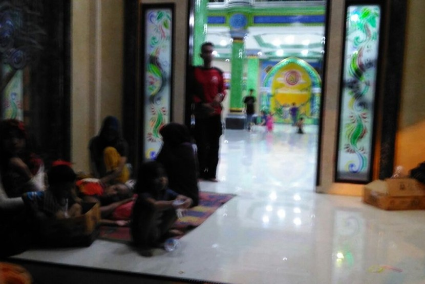 Warga Mataram yang mengungsi karena banjir, Rabu (14/12).