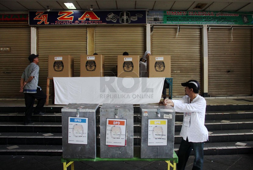    Warga megikuti pelaksanaan Pemilihan Umum Legislatif (Pileg) di TPS 26 dan 27 di Pasar Tanah Abang, Jakarta Pusat, Rabu (9/4). (Republika/Yasin Habibi)