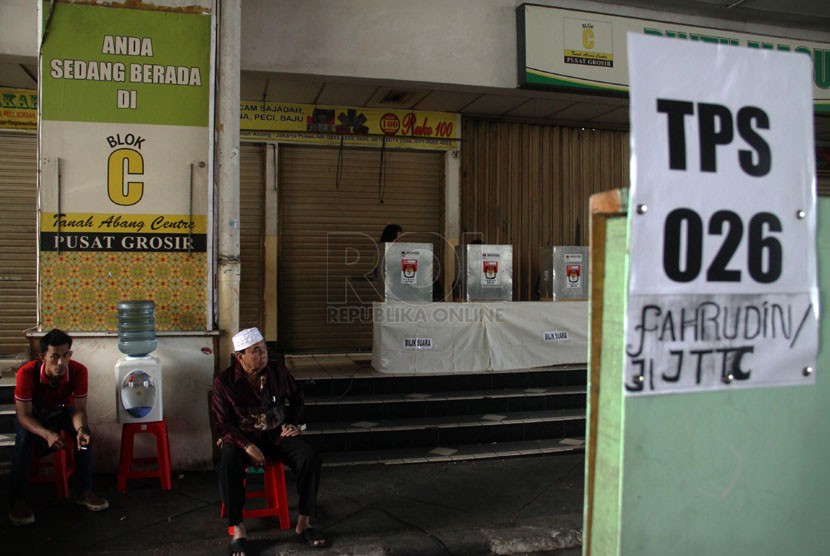    Warga megikuti pelaksanaan Pemilihan Umum Legislatif (Pileg) di TPS 26 dan 27 di Pasar Tanah Abang, Jakarta Pusat, Rabu (9/4). (Republika/Yasin Habibi)