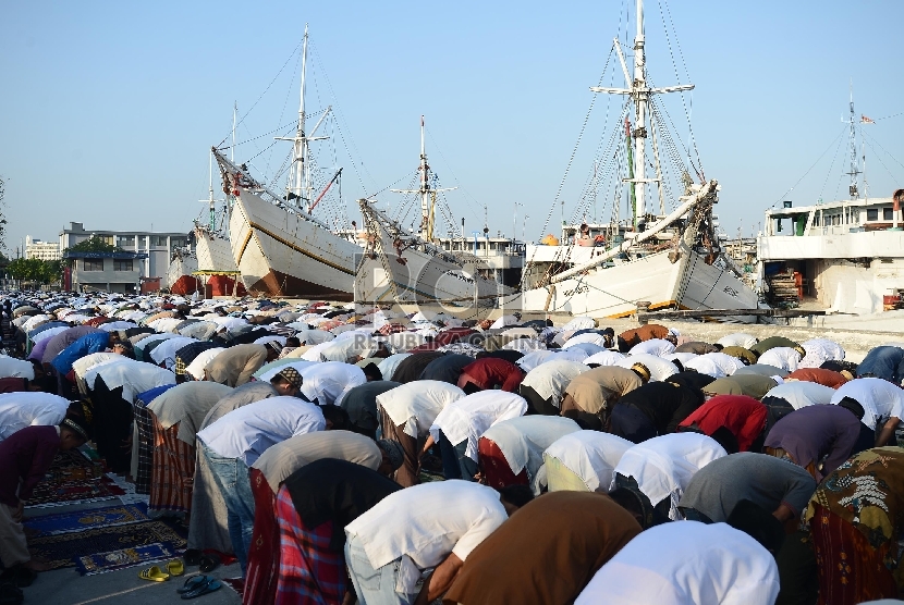 Warga melaksanakan ibadah Shalat Idul Fitri di Pelabuhan Sunda Kelapa, Jakarta Utara, Jumat (17/7). Seluruh umat muslim di Indonesia menjalankan ibadah Shalat Idul Fitri, 1 Syawal 1436 H dengan serentak pada hari ini. 